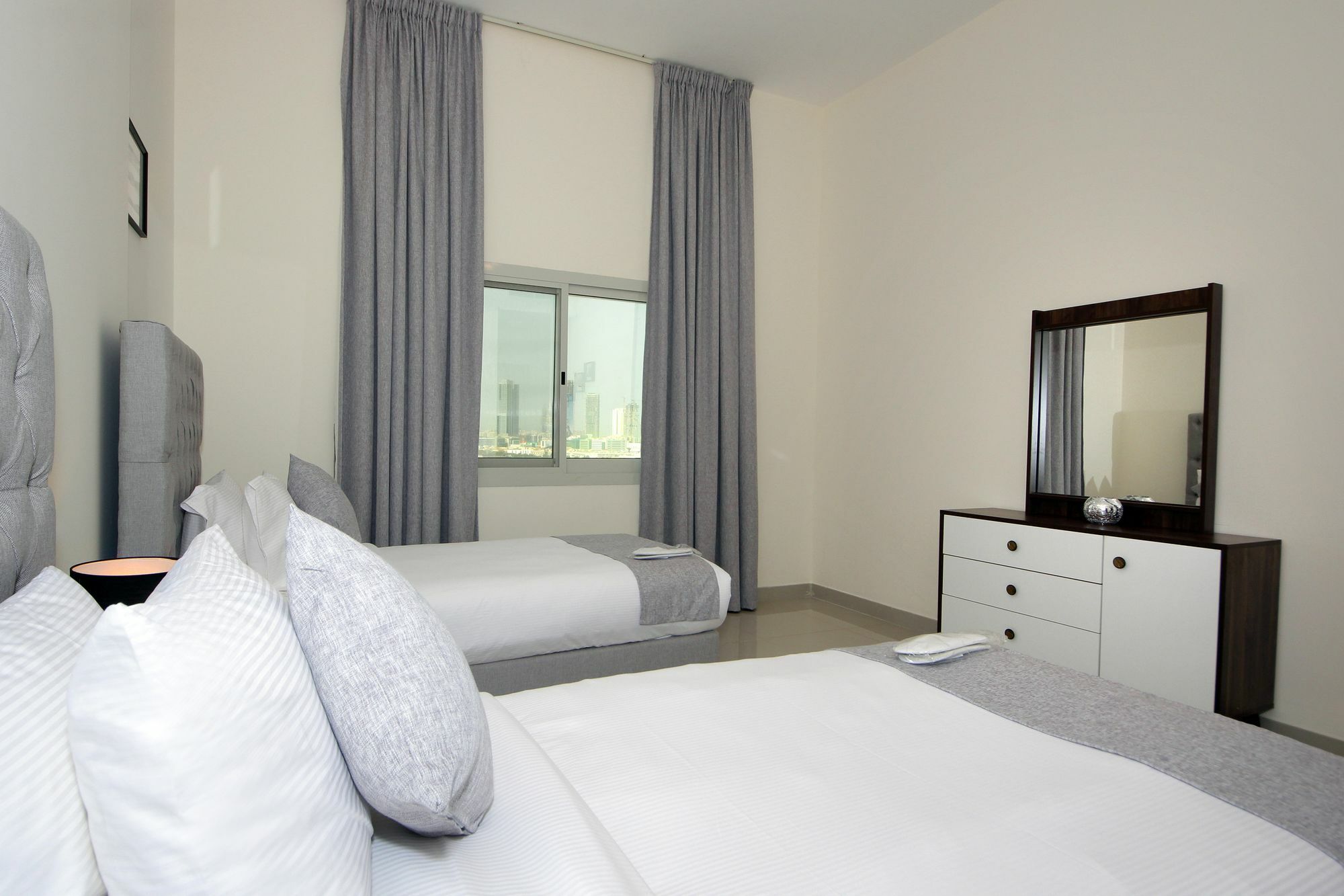 Spacious 2 Bedroom In Al Telal 11, Al Barsha 1 Дубай Екстериор снимка