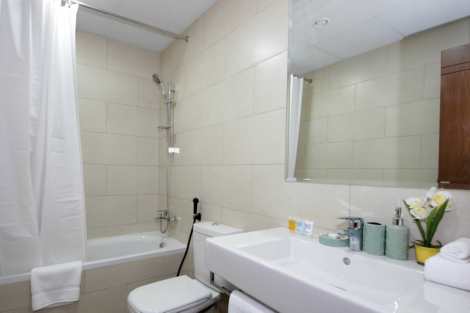 Spacious 2 Bedroom In Al Telal 11, Al Barsha 1 Дубай Екстериор снимка
