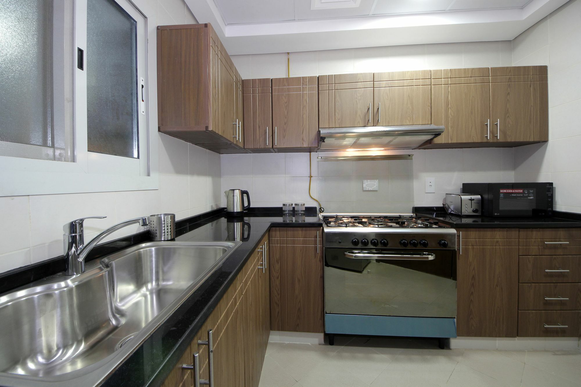 Spacious 2 Bedroom In Al Telal 11, Al Barsha 1 Дубай Екстериор снимка